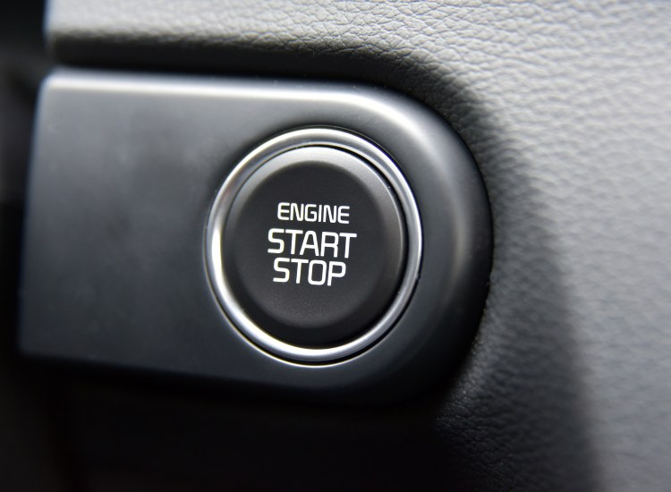 Il pulsante dello start and stop - fonte depositphotos.com - giornalemotori.it