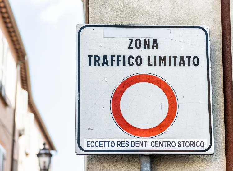 La nuova zona a traffico limitato a Napoli - fonte stock.adobe - giornalemotori.it