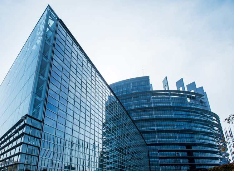 La sede del Parlamento Europeo - fonte depositphotos.com - giornalemotori.it