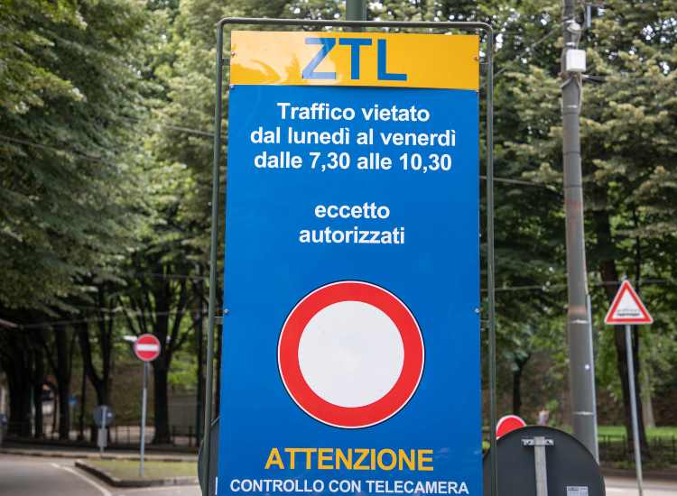 L'ingresso di una zona a traffico limitato - fonte depositphotos.com - giornalemotori.it