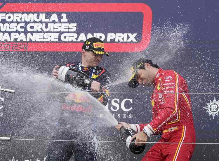 Max Verstappen e Carlos Sainz dopo la gara gara a Suzuka - fonte Ansa Foto - giornalemotori.it