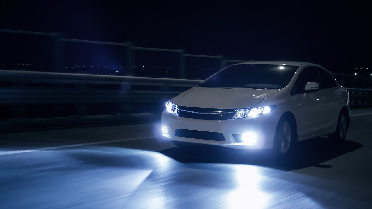 Come usare i fari quando stai guidando la tua auto - fonte stock.adobe - giornalemotori.it