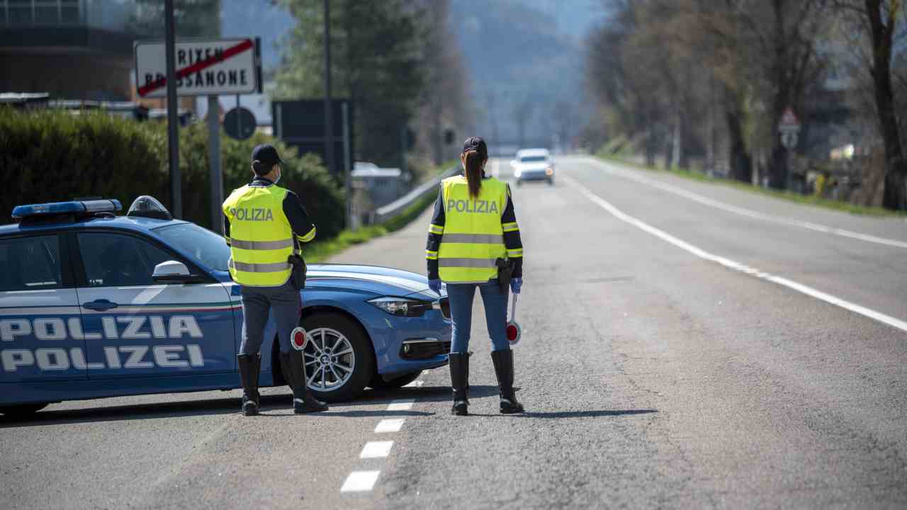 Posto di blocco, ti chiedono di mostrare il fap - fonte depositphotos.com - giornalemotori.it