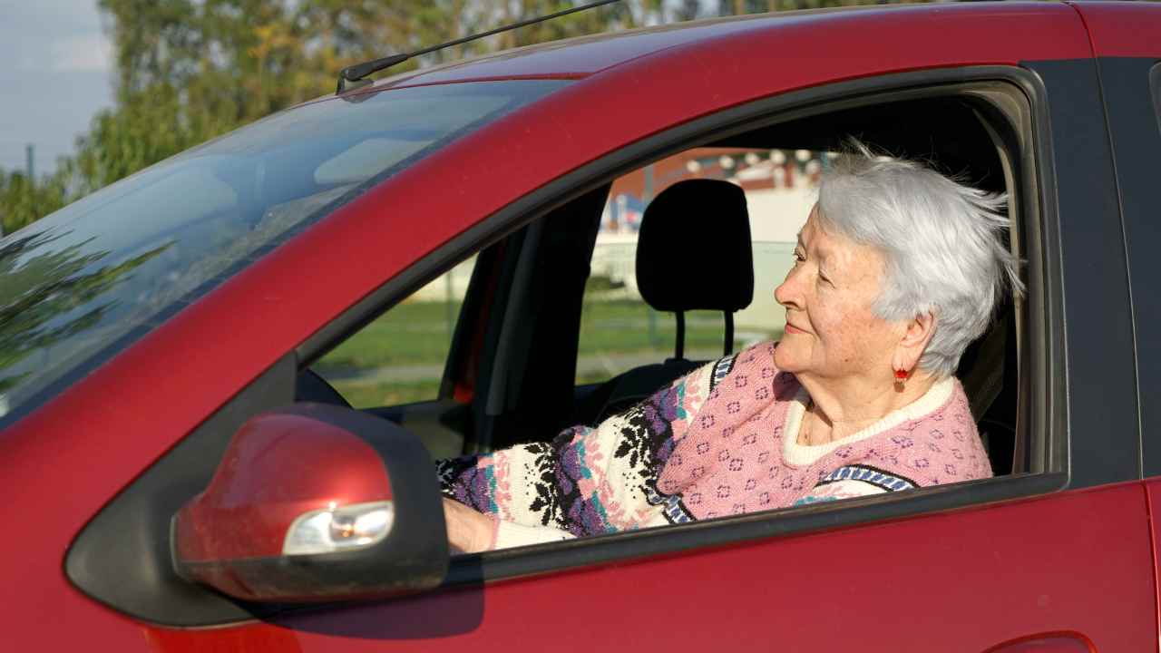 Rinnovo della patente negato, anziani e non solo - fonte depositphotos.com - giornalemotori.it