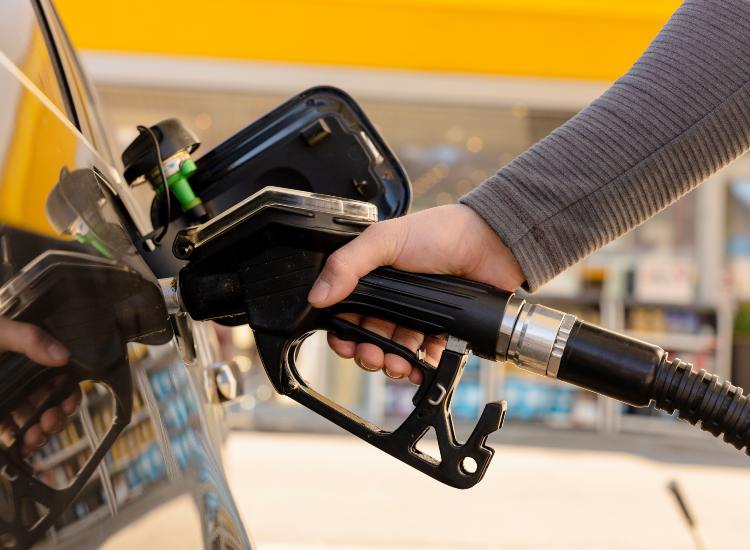 Pieno benzina prima di partire per le vacanze sì o no: ecco cosa è