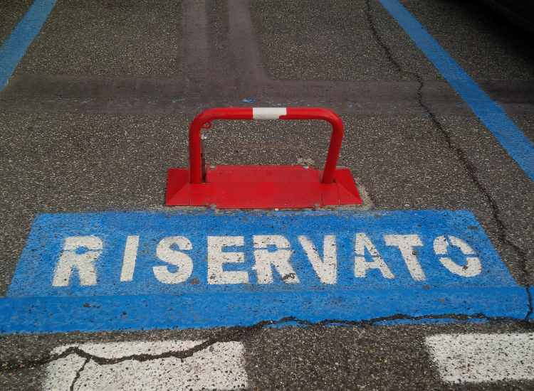 Estacionamiento reservado - Fuente Stock.adobe - ufficiomotori.it