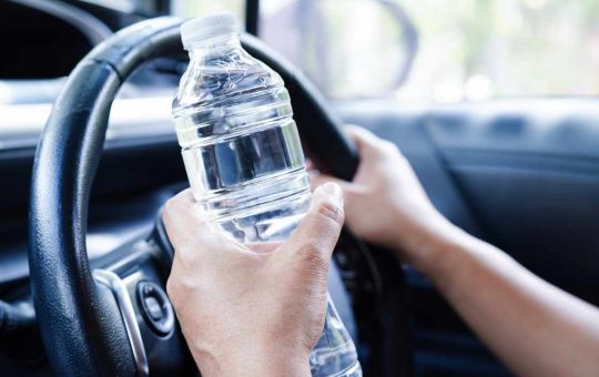 Una bottiglia d'acqua in auto - fonte depositphotos.com - giornalemotori.it