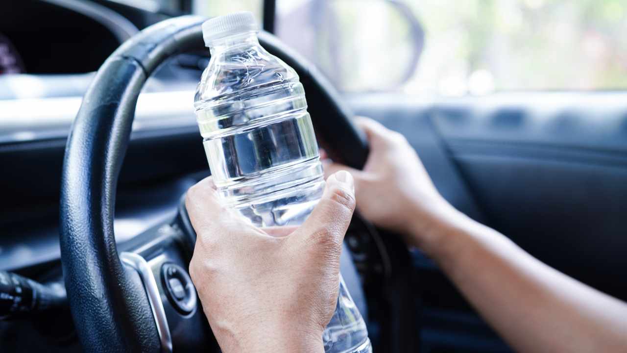 Una bottiglia d'acqua in auto - fonte depositphotos.com - giornalemotori.it