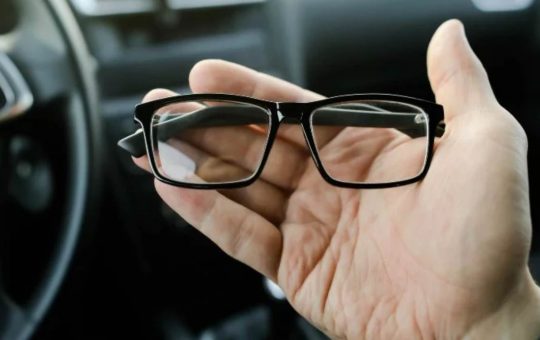 Non lasciare mai gli occhiali in auto - fonte depositphotos.com - giornalemotori.it