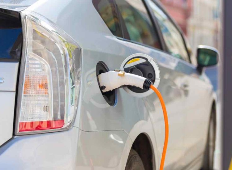 La ricarica di un'auto elettrica - fonte depositphotos.com - giornalemotori.it