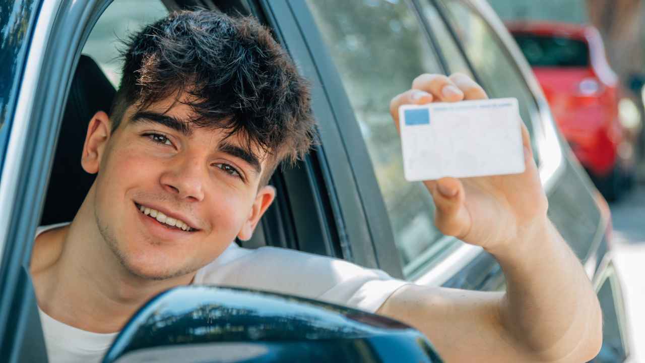 Patente, da adesso la prendi a 16 anni: è LEGGE, il Ministero ha dato l