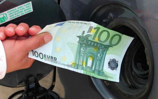 Benzina, vietato pagare in contanti - fonte depositphotos.com - giornalemotori.it