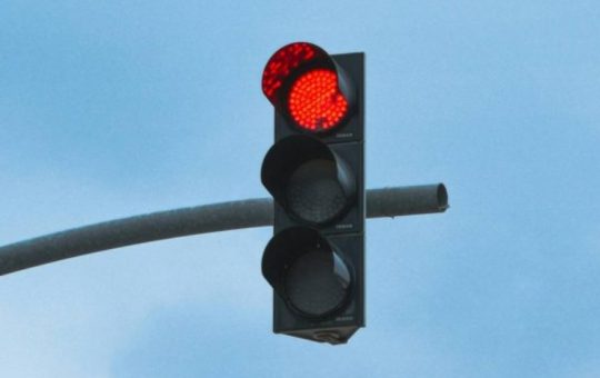 Multa per passaggio con semaforo rosso - fonte Pexels - giornalemotori.it