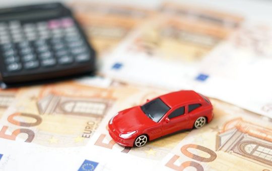 Stracciato il bollo auto - fonte stock.adobe - giornalemotori.it