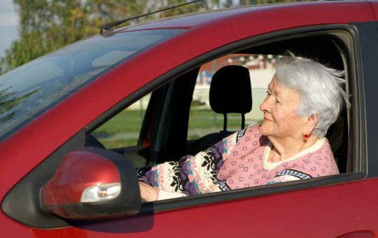 Gli anziani non possono più guidare - fonte depositphotos.com - giornalemotori.it