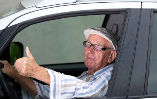 Stop alla guida per le persone anziane - fonte depositphotos.com - giornalemotori.it