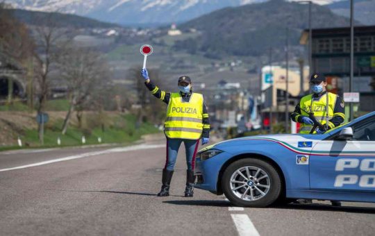 Un posto di blocco - fonte depositphotos.com - giornalemotori.it