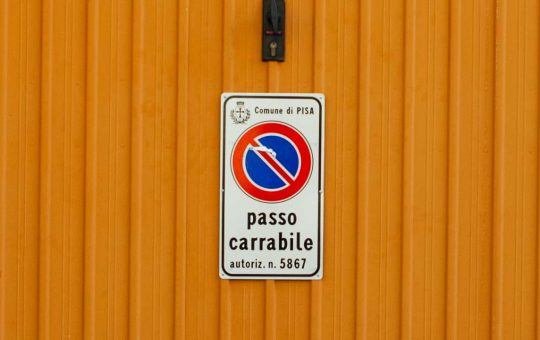 Addio per sempre al passo carrabile - fonte stock.adobe - giornalemotori.it
