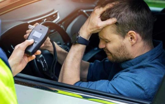 Alcol test, quali sono le regole - fonte stock.adobe - giornalemotori.it