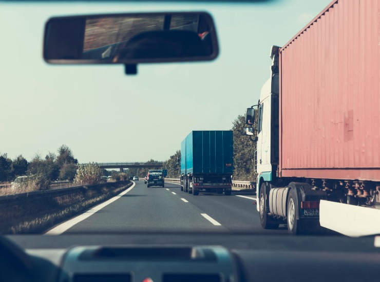 Alcuni tir in autostrada - fonte Pexels - giornalemotori.it