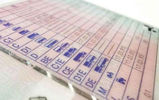 Arriva il bonus patente da 2.500 euro - fonte stock.adobe - giornalemotori.it