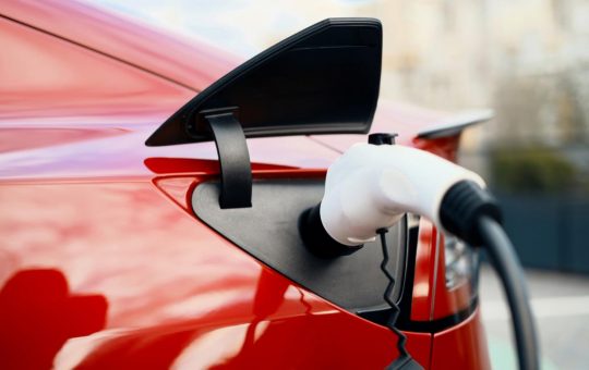Auto elettriche gratis in autostrada - fonte depositphotos.com - giornalemotori.it