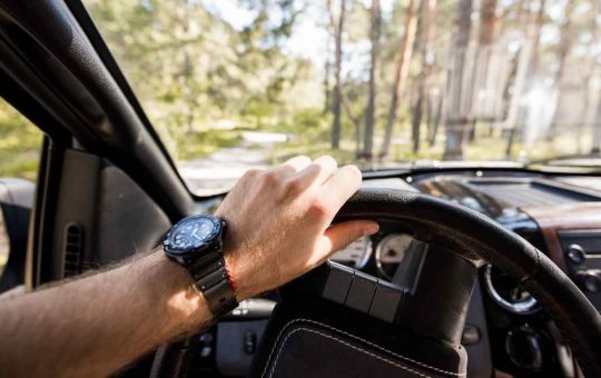 Auto, guarda l'orologio prima di partire - fonte depositphotos.com - giornalemotori.it