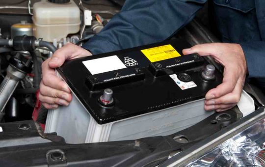 La batteria di un'auto - fonte stock.adobe - giornalemotori.it