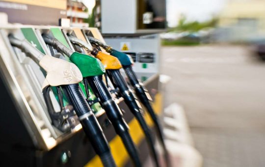 La benzina costa meno dell'acqua - fonte stock.adobe - giornalemotori.it