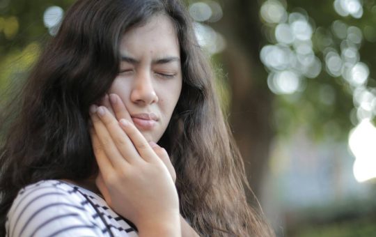 Mal di denti, non puoi guidare - fonte Pexels - giornalemotori.it