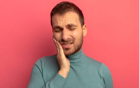 Mal di denti, ora rischi la multa - fonte Freepik - giornalemotori.it