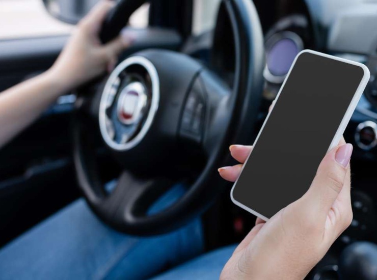 Non usare mai il telefono mentre guidi - fonte depositphotos.com - giornalemotori.it