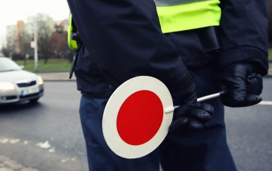 Polizia al posto di blocco - fonte stock.adobe - giornalemotori.it