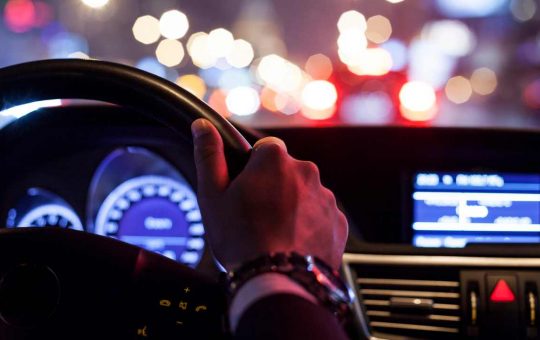 Scatta il coprifuoco notturno - fonte depositphotos.com - giornalemotori.it