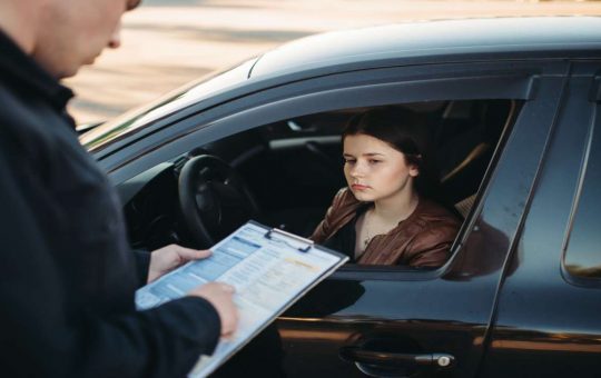 Ti multano se guidi l'auto dei tuoi genitori - fonte depositphotos.com - giornalemotori.it