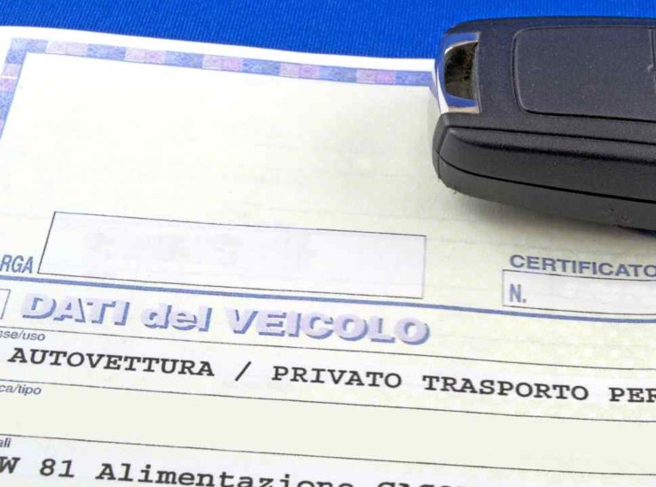 Un classico libretto di circolazione - fonte stock.adobe - giornalemotori.it