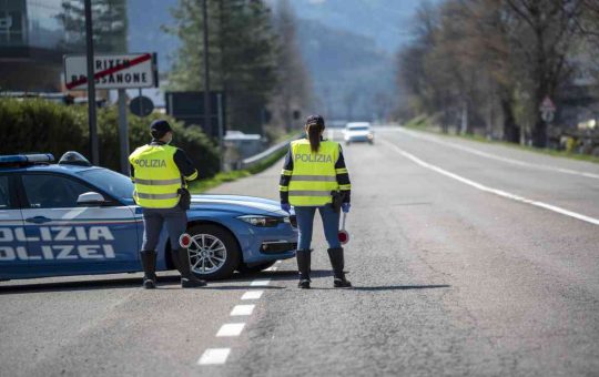 Un posto di blocco in strada - fonte depositphotos.com - giornalemotori.it