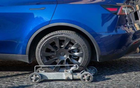 Un'auto con fermo amministrativo - fonte depositphotos.com - giornalemotori.it