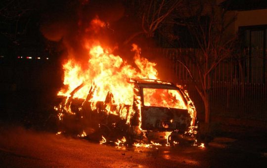 Un'auto in fiamme - fonte Pexels - giornalemotori.it