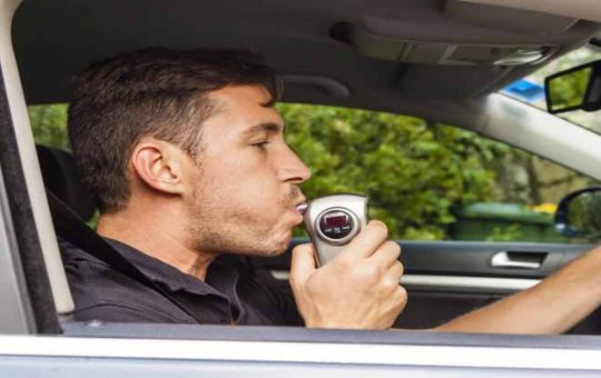 Alcol test, come evitare la multa - fonte depositphotos.com - giornalemotori.it