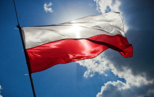 La bandiera della Polonia - fonte Pexels - giornalemotori.it