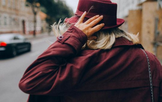 Niente cappotto se vuoi guidare - fonte Pexels - giornalemotori.it