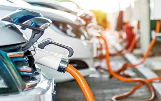 Passano tutti all'elettrico - fonte iStock - giornalemotori.it