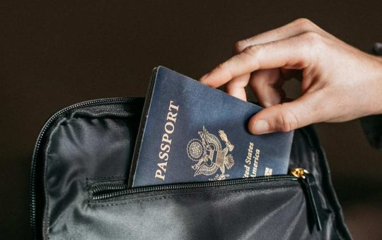 Per guidare serve il passaporto - fonte Pexels - giornalemotori.it