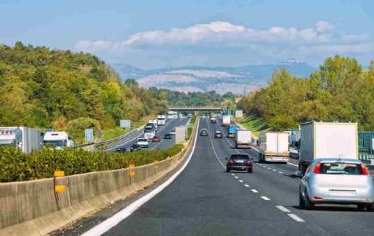 Un tratto dell'autostrada - fonte depositphotos.com - giornalemotori.it