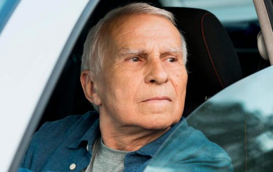 Anziani alla guida, che cosa dice la legge - fonte Freepik - giornalemotori.it