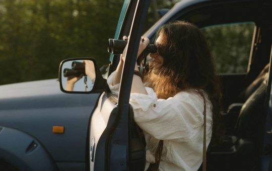 Automobilista guardone, scattano le multe - fonte Pexels - giornalemotori.it