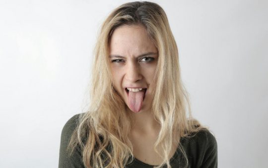 Lingua al posto di blocco - fonte Pexels - giornalemotori.it