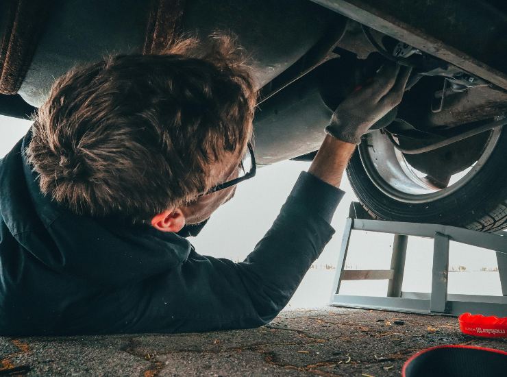 Meccanico durante un controllo di un'auto - fonte Pexels - giornalemotori.it