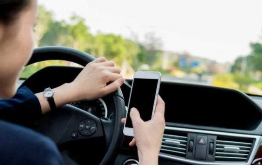 Revisione, ti chiedono anche il telefono - fonte depositphotos.com - giornalemotori.it